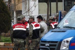 &Ccedil;alıştıkları bankanın m&uuml;şterilerini dolandırdılar