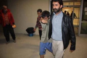 Hırsızlar ev sahibinin oğlunu bı&ccedil;akladı