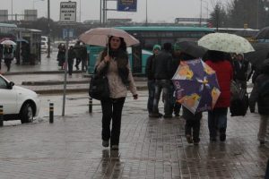 Bursalılar g&uuml;ne yağmurla uyandı