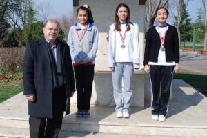 &Ouml;d&uuml;l t&ouml;reni &ccedil;eşme basamaklarında