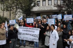 Sağlık &ccedil;alışanları operasyonları protesto etti