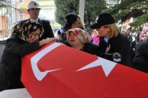 Şehit polis memuru g&ouml;zyaşlarıyla toprağa verildi
