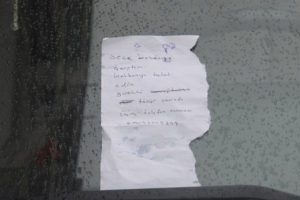 &Ouml;nce &ccedil;arptı sonra &ouml;z&uuml;r notu bıraktı