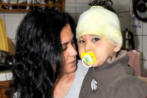 Minik Deniz alevlerin arsasından kurtarıldı
