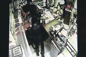 Kar maskeli hırsız kıskıvrak yakalandı
