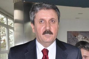 "S&uuml;recin ne &ouml;n&uuml;nde ne arkasında ne sağında ne de solundayız"