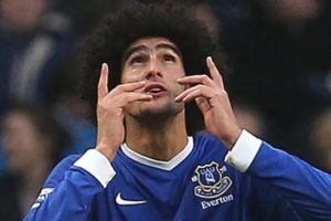 Marouane Fellaini hakemler sa&ccedil;larıma taktı
