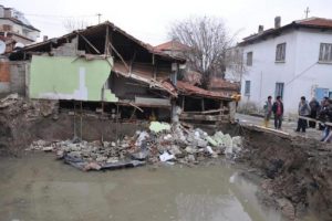 Kazılan temel evin duvarını yıktı