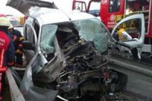 Bariyer otomobili biçti: 1 ölü, 1 yaralı