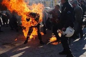 Tibetli iki genç kendini yaktı