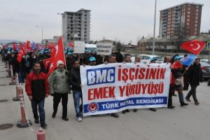BMC işçileri Eskişehir'de çiçeklerle karşılandı