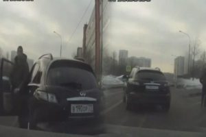Silahlı saldırıdan el freni sayesinde kurtuldu