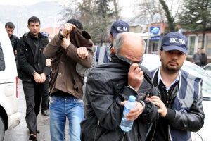 Sarhoş taklidiyle piyasaya sahte para s&uuml;ren 5 kişi tutuklandı