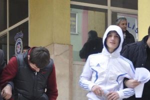 Hakem ve futbolcuların para ve cep telefonlarını &ccedil;aldılar