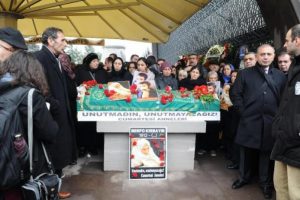 'Berfo Ana'nın tabutunu kadınlar omuzladı