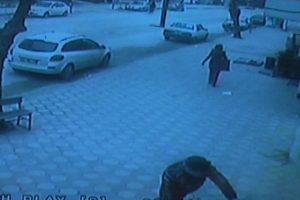 Kuyumcunun camını kırıp altınları alamadan ka&ccedil;tılar