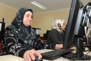 68 yaşında laptop aldı, bilgisayar kursuna gidiyor