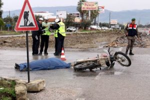 Takla atan motosikletin s&uuml;r&uuml;c&uuml;s&uuml; hayatını kaybetti
