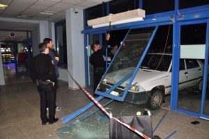 Doktorlara sinirlenip ara&ccedil;la acile girdi!