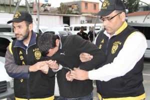 &Ccedil;anta hırsızları kaza yapınca yakalandı