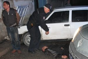 Polise &ccedil;arpıp ka&ccedil;tılar, duvara &ccedil;arpıp yakalandılar