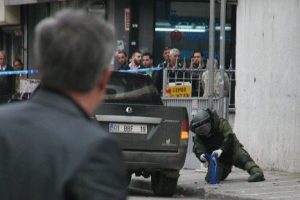 Ş&uuml;pheli paketi a&ccedil;mak isteyince...