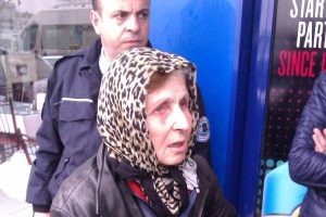 &Uuml;ş&uuml;yen dilenciye beresini verdi ama...