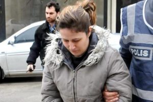 Eşi ve dostu dans&ouml;z&uuml; bı&ccedil;akla yaralayan kadın serbest