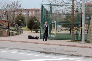 Kaldırıma bırakılan &ccedil;antalar polisi alarma ge&ccedil;irdi