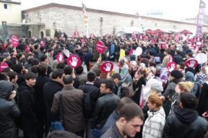 Darbe karşıtı y&uuml;r&uuml;y&uuml;şte gerginlik