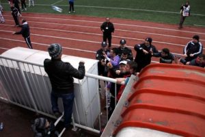 Taraftarlarla futbolcular birbirine girdi