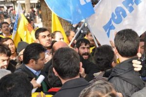 Polis KESK'in y&uuml;r&uuml;y&uuml;ş&uuml;ne izin vermedi