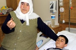 Oyun oynarken demir para yuttu!