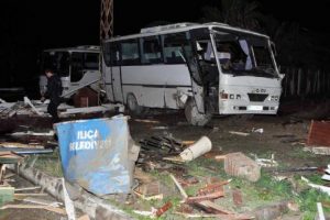 Otomobil personel servisine &ccedil;arptı: 15 yaralı