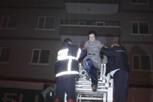 Apartmanda &ccedil;ıkan yangında 15 kişi mahsur kaldı