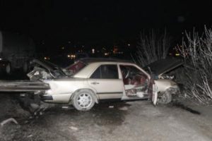 Bariyere &ccedil;arpan otomobildeki kadın &ouml;ld&uuml;