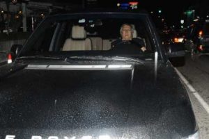 Aziz Yıldırım cipini gazetecilerin &uuml;zerine s&uuml;rd&uuml;