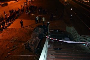 Kontrolden &ccedil;ıkan otomobil yaya &uuml;st ge&ccedil;idine &ccedil;arptı