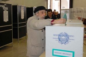 İtalya'daki se&ccedil;imlerin ikinci g&uuml;n&uuml;