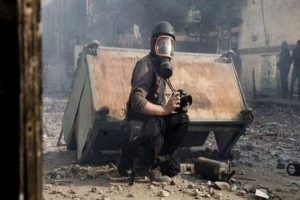 Suriye'de yaralanan muhabir &ouml;ld&uuml;