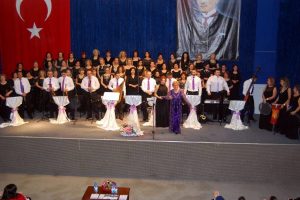 Nil&uuml;fer Kadın Korosu ANA&Ccedil;EV i&ccedil;in sahnedeydi
