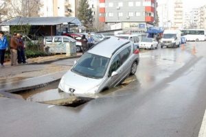 Yol &ccedil;&ouml;kt&uuml;, otomobil i&ccedil;ine d&uuml;şt&uuml;