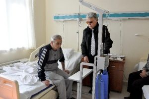 Bakıcılara kızdı annesi i&ccedil;in cihaz icat etti
