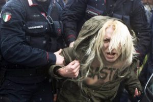 FEMEN İtalya'da sahneye &ccedil;ıktı