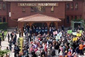 Romanlardan kentsel d&ouml;n&uuml;ş&uuml;me tepki