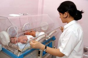 Zayıf bebek 13'&uuml;nde akranına yetişiyor