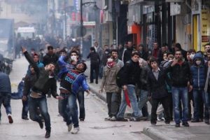 Sinop ve Samsun'da bina taşlayanlar tespit ediliyor