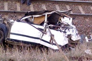 Tren yoluna u&ccedil;an otomobile lokomotif &ccedil;arptı