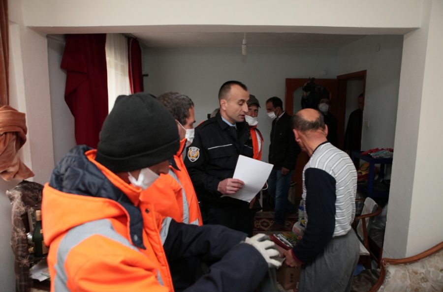 Sağlık personelinden &ccedil;&ouml;p ev