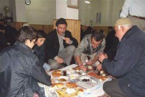 Harmancık'ta namaza gelene kahvaltı